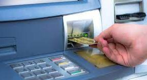 Distributeur de billets : les banques où retirer ailleurs va coûter plus cher